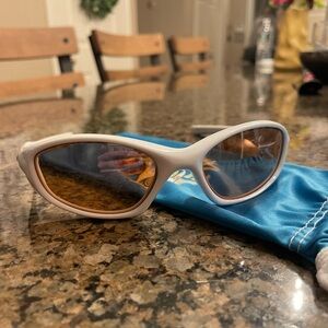04-519 minute 2.0 white Oakley sunglasses